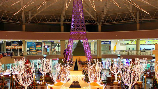 Decoração de Natal recebe Torre Eiffel e magia de Paris